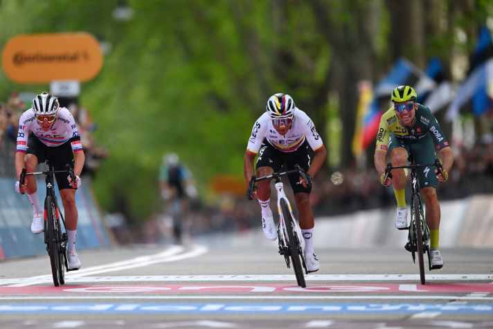 La première étape du Giro d'Italia 2024 se termine par un sprint entre Pogacar (à gauche), Narvaez (au centre) et Schachmann (à droite).
