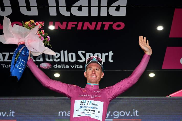 Filippo Fiorelli won both sprint classifications and is therefore the winner of the cyclamen red jersey.