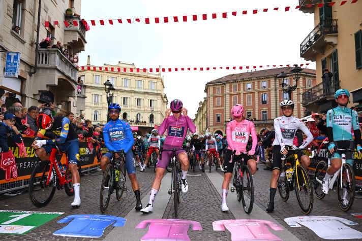 The Maglia Ciclamino is worn by the leader of the points classification at the Giro, the pink jersey by the overall leader. In addition, the leaders in the mountain classification (blue) and the best young rider in white.