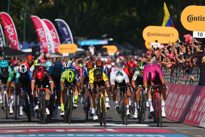 Quel sprinter poussera sa roue avant en premier sur la ligne d'arrivée de la 12e étape du Giro d'Italia 2025 ?