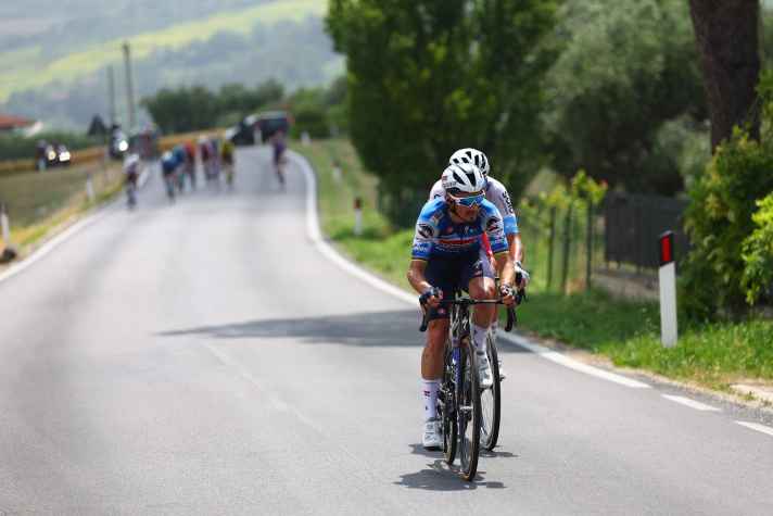 Julian Alaphilippe s'est échappé à 126 kilomètres de l'arrivée pour finalement remporter la 12ème étape.