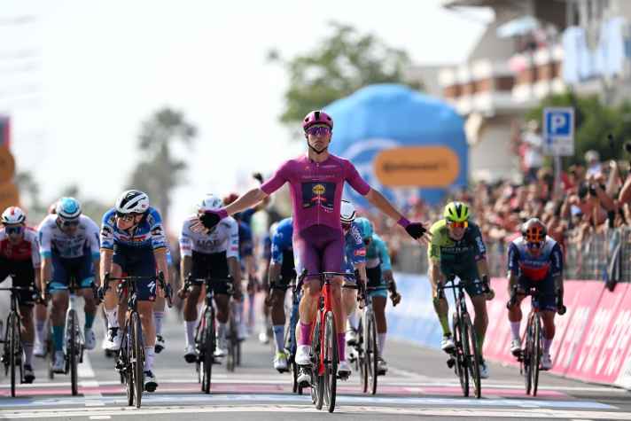 In the bunch sprint, Jonathan Milan clearly wins against his rival Tim Merlier (left)