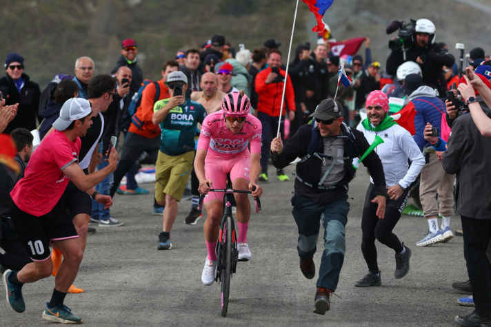 On ne peut pas l'arrêter : Tadej Pogacar a couru dans sa propre ligue au Giro d'Italia