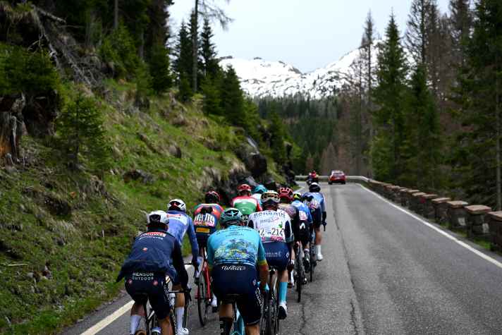 Georg Steinhauser se détache d'abord du peloton avec neuf autres coureurs.