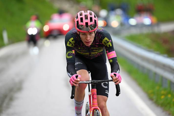 Steinhauser leaves his companion behind on the first ascent of the Passo Brocon and is now the soloist in the lead