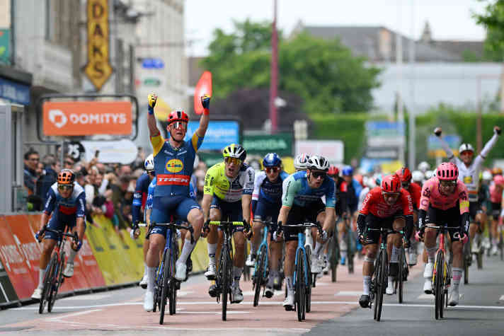 Mads Pedersen celebrated a convincing sprint victory in the end.