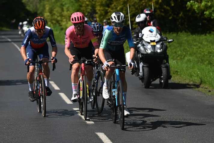Die Fluchtgruppe des Tages aus Rémy Rochas (Groupama FDJ), Nicolas Prodhomme (Decathlon AG2R La Mondiale), Harry Sweeny (EF Education EasyPost) und Christopher Juul-Jensen (Team Jayco-AlUla).