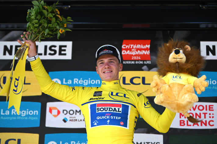 En plus de la victoire d'étape, Remco Evenepoel a également reçu le maillot jaune.