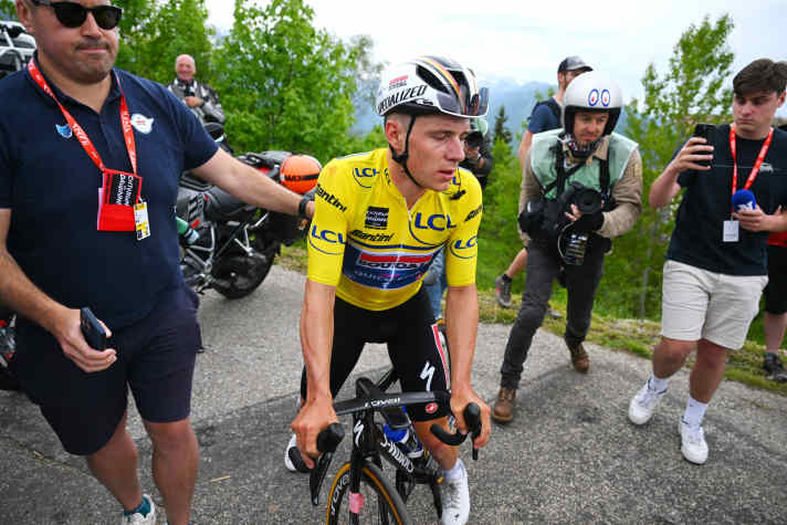 Remco Evenepeol konnte den Angriffen vier Kilometer vor dem Ziel nicht folgen und verlor das Gelbe Trikot.