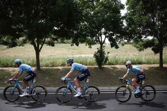 Mark Cavendish had big problems getting to the finish in time on the opening stage. Protected by his team-mates, however, the record-breaking rider succeeded in this endeavour