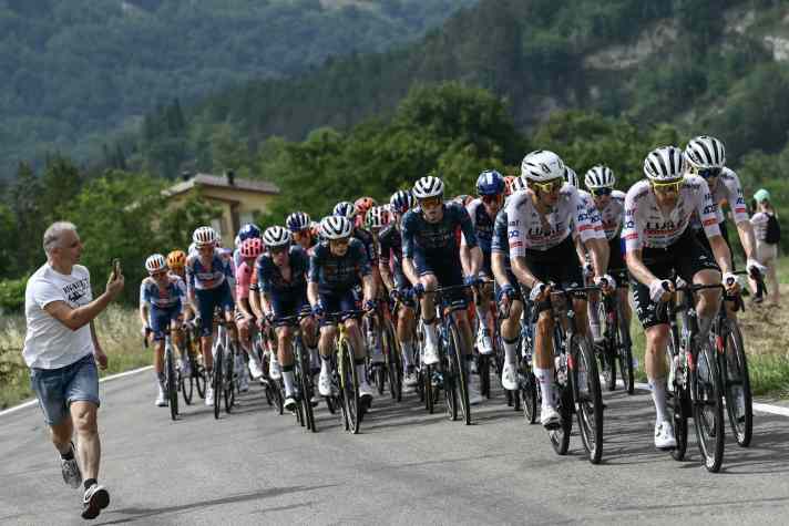 Sur la côte de Barbotto, UAE Team Emirates a fait en sorte que le peloton soit très clairsemé.