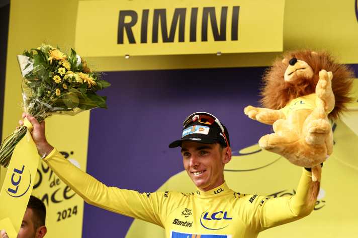 Italien hat für Bardet besondere Bedeutung: Auf der 1. Etappe der Tour de France 2024 holte er den Etappensieg und das Gelbe Trikot - erstmals in seiner langen Karriere. Der Schauplatz: Rimini in Italien