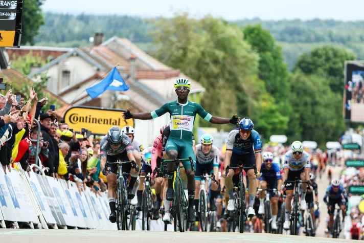 Biniam Girmay fête sa deuxième victoire d'étape sur le Tour de France 2024