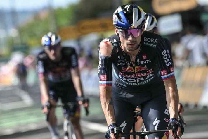 Primoz Roglic stürzte auf der 12. Etappe der Tour de France 2024 und büßte im Gesamtklassement an Zeit ein