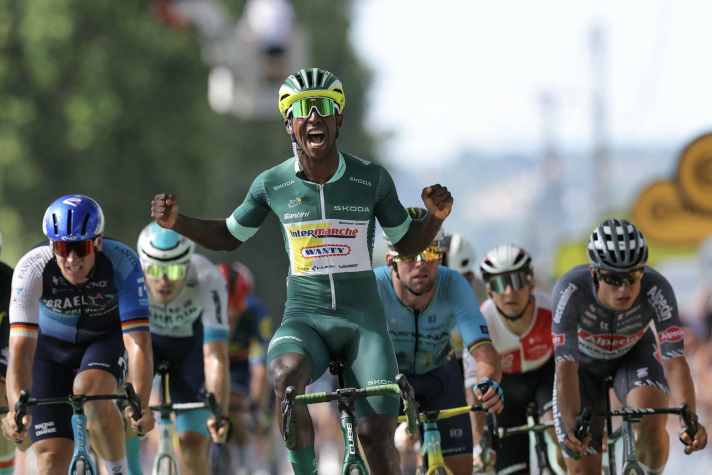 Biniam Girmay salue sa troisième victoire d'étape sur le Tour de France 2024