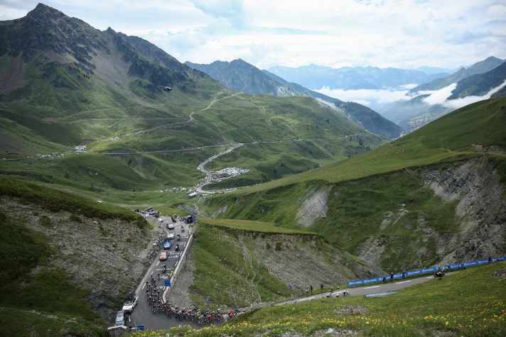Le col du Tourmalet est l'une des légendaires ascensions du Tour de France dans les Pyrénées.