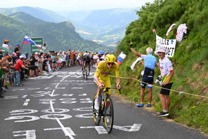 Der Attacke von Tadej Pogacar kann zunächst niemand folgen