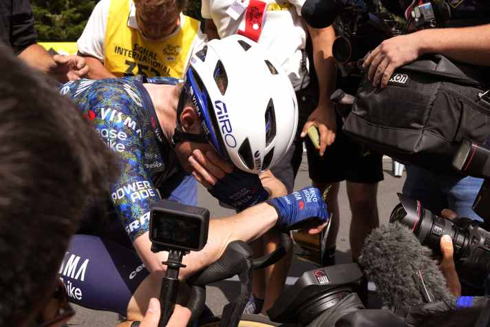 Emotional: Jonas Vingegaard ringt im Ziel mit den Tränen