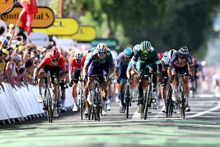 Biniam Girmay (deuxième en partant de la droite) remporte sa troisième victoire d'étape sur le Tour de France 2024