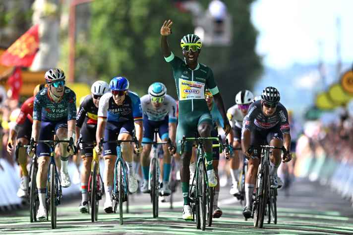 Nah dran am Tour-Etappensieg: In Villeneuve-sur-Lot sprintete Ackermann auf Rang drei hinter Sieger Biniam Girmay und Wout Van Aert (links)