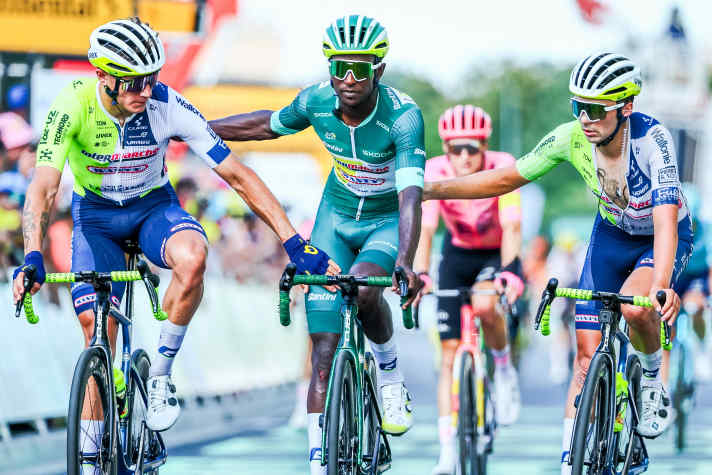 En raison d'une chute à 1,5 kilomètre de l'arrivée, Biniam Girmay n'a pas pu se mêler à la décision lors de la 16ème étape du Tour de France 2024.