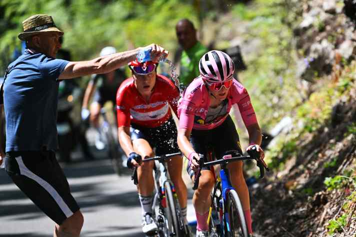 Hitzbeständig und bergfest: Lotte Kopecky ließ sich im Vorjahr von Giro-Siegerin Elisa Longo Borghini (im Rosa Trikot) auch am Blockhaus nicht abhängen - bei extrem hohen Temperaturen