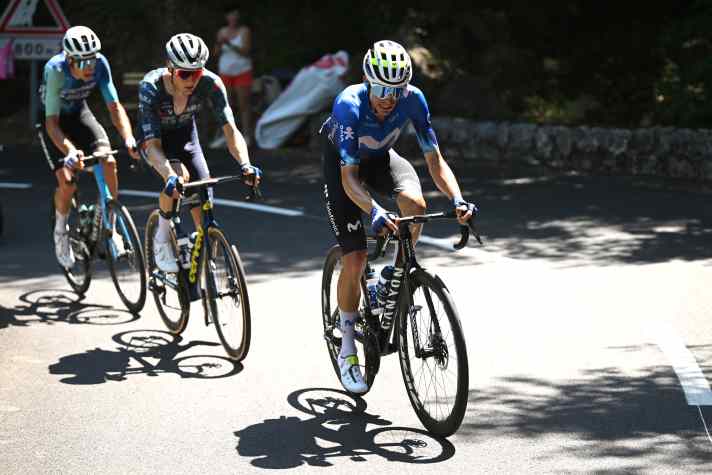 Der Start in die 20. Etappe verlief extrem unruhig. Es dauerte lange, bis sich ein Ausreißergruppe um Enric Mas (vorne) formte und sich die Renssituation stabilisierte
