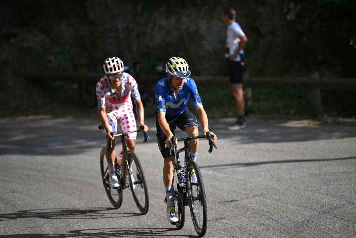 Enric Mas (devant) et Richard Carapaz (derrière) se sont échappés dans la montée finale. Juste avant l'arrivée, ils ont été rattrapés par Tadej Pogacar et Jonas Vingegaard.