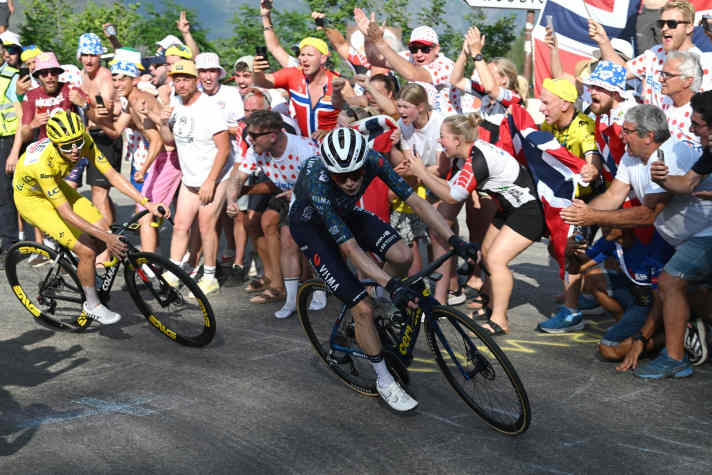 Tadej Pogacar (hinten) nutzt im Finale der 20. Etappe den Windschatten von Jonas Vingegaard (vorne)
