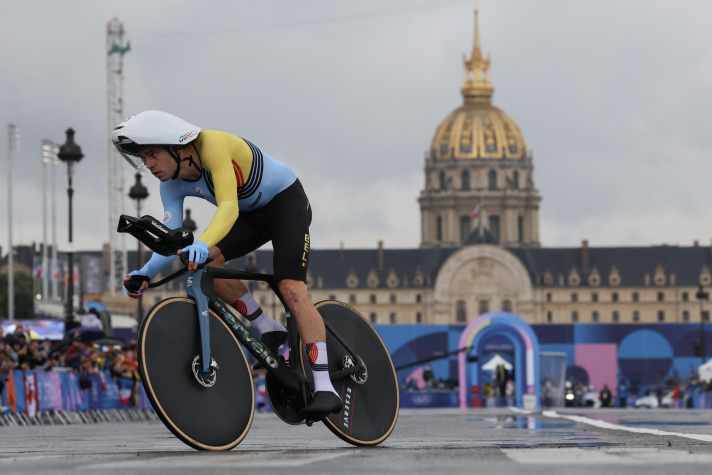 Wout van Aert ging als einziger Fahrer mit zwei Scheibenlaufrädern ins olympische Zeitfahren von Paris. Am Ende gewann der Bronze