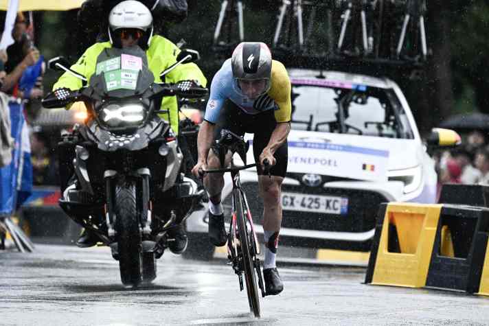Remco Evenepoel war von Beginn an hoch konzentriert, ließ beim olympischen Zeitfahren nichts anbrennen und gewann am Ende Gold