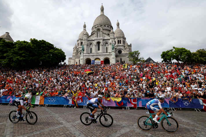 Fascinating pictures: Racers in front of the fan backdrop below the famous basilica in Montmartre during the 2024 Olympic Games