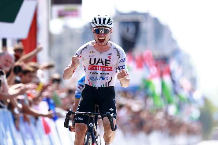 Marc Hirschi s'est assuré la victoire au sprint contre Julian Alaphilippe en 2024