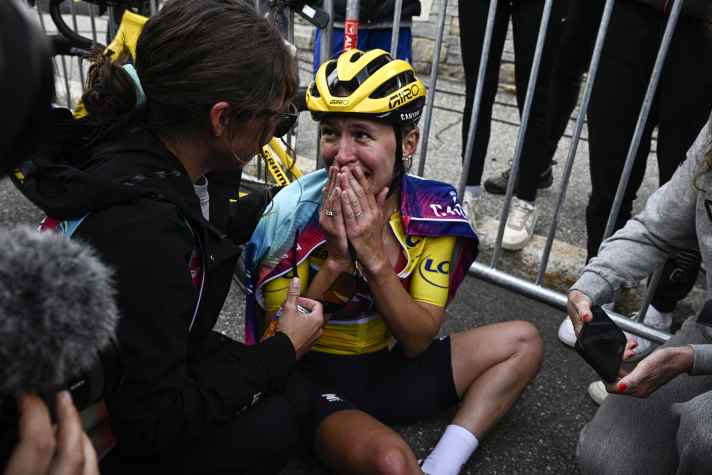 Kasia Niewiadoma sauve une avance de quatre secondes à l'Alpe d'Huez et n'en revient pas.