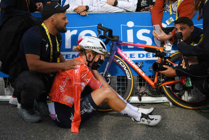 Only 4 seconds: Demi Vollering misses her title defence in a thrilling final in Alpe d'Huez.