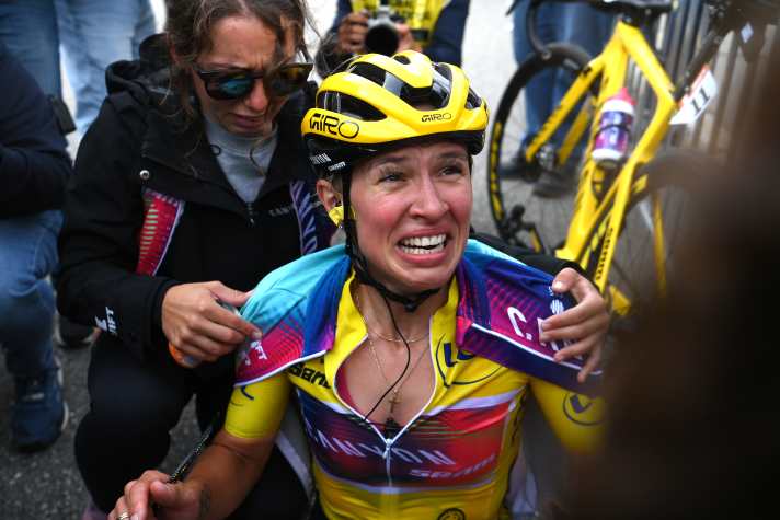 Ein Bild das um die Welt ging - Katarzyna Niewiadoma-Phinney gewinnt die Tour de France Femmes 2024 im Sekundenkrimi und kann es selbst kaum glauben