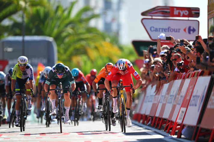 Wout van Aert (rechts im Bild) sprintet auf der 3. Etappe zum Sieg