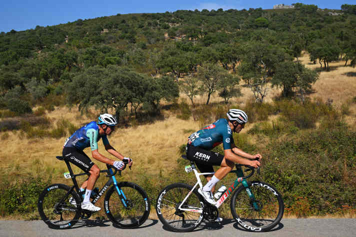 Fünf Ausreißer prägen lange die 4. Etappe. Am längsten halten sich Bruno Armirail (zweite Position) und Pablo Castrillo (erste Position) vorne. Sie werden im Schlussanstieg gestellt