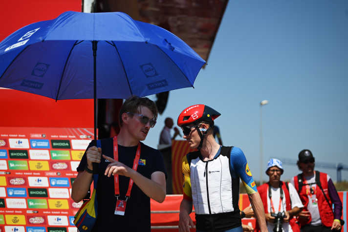 Parasols, ice waistcoats: the riders do everything they can to cool down before the start in temperatures of around 40°C