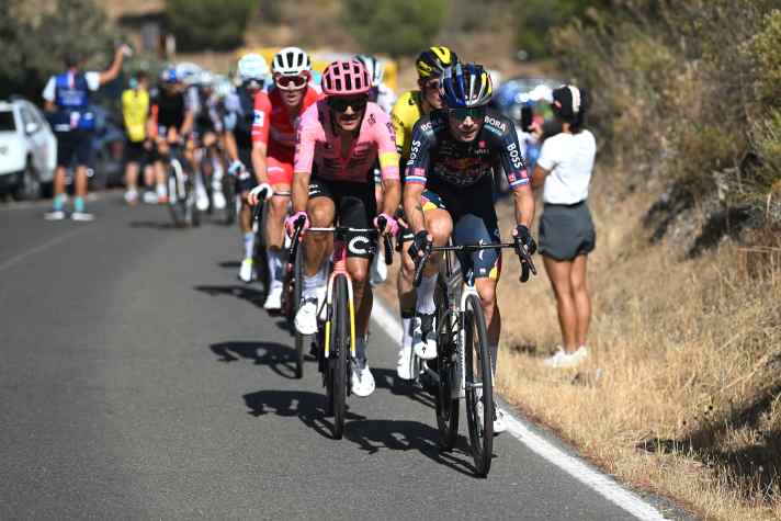 Primoz Roglic (vorne) holt sich Bonifikationssekunden auf dem Gipfel