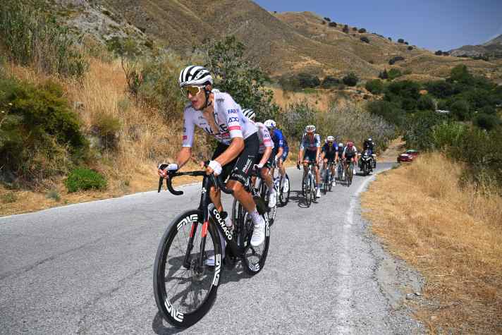 Marc Soler (à l'avant) a beaucoup travaillé dans l'échappée pour son coéquipier Adam Yates