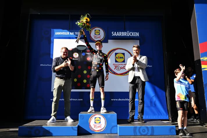 Tout en haut de l'échelle : Jörgen Nordhagen est honoré comme vainqueur du classement de la montagne du Deutschland-Tour 2024
