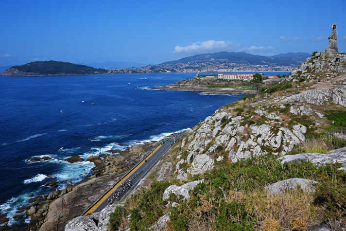 Nach dem Ruhetag ist die Vuelta im Nordwesten Spaniens unterwegs. Für die Fahrer bedeutet das wesentlich kühlere Temperaturen und mitunter traumhafte Ausblicke