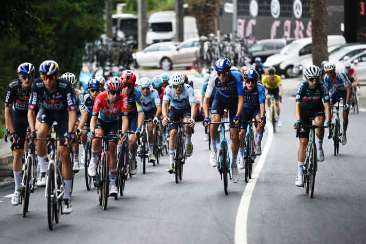 Un énorme groupe de 36 coureurs s'est échappé et a remporté l'étape avec Eddie Dunbar.