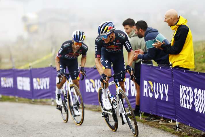 Florian Lipowitz (devant) a aidé Primož Roglič (derrière) à remporter la Vuelta en 2024