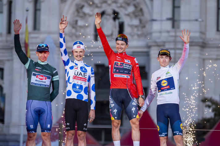 Die Trikotgewinner (v.l.): Kaden Groves, Jay Vine, Primoz Roglic und Mattias Skjelmose.