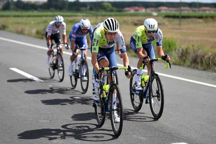 Die Ausreißergruppe des Tages besteht aus fünf Fahrern, wird aber zu Beginn des Schlussanstiegs wieder eingeholt