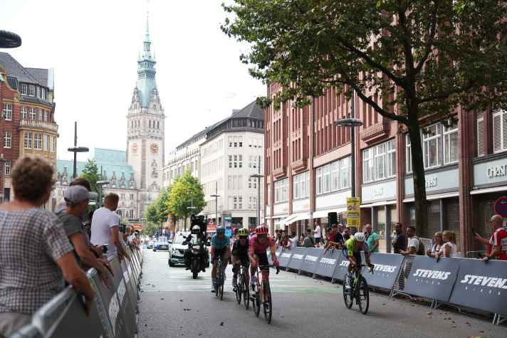 Zwischenzeitlich dominierte eine sechsköpfige Spitzengruppe das Rennen.