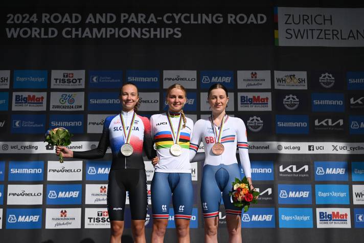 Das Podium im Einzelzeitfahren der Juniorinnen (von links nach rechts): Viktoria Chladonova (Slowakei/Silber), Cat Ferguson (Großbritannien/Gold), Imogen Wolff (Großbritannien/Bronze)