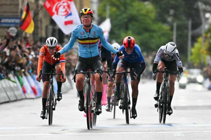 Kein Lohn für die Mühen: Liane Lippert (rechts) verpasst 2024 in Zürich beim Titelgewinn von Lotte Kopecky als Vierte eine Medaille